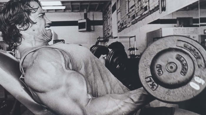 Arnold Schwarzenegger, working out