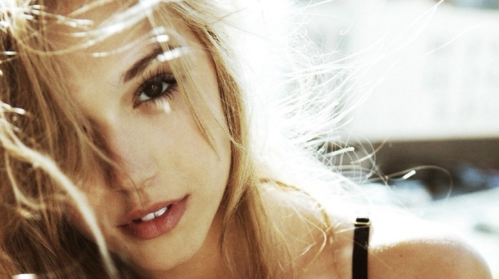 face, sunlight, blonde, model, Alexis Ren, closeup