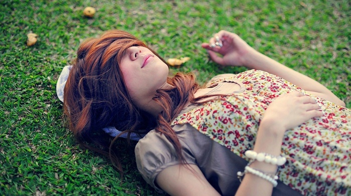 hair in face, girl, lying down