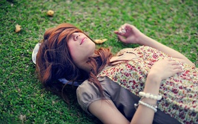 hair in face, girl, lying down